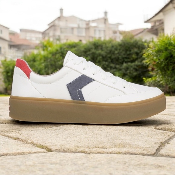 Dr. Scholl's Shoes - Dr. Scholl's White and Tan Women's Sneakers • Brand new, in original packaging.